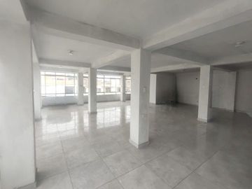 ¡ALQUILER! Local comercial 2do Piso, 110m² en zona de alto tránsito de San Juan de Lurigancho. ¡Perfecto para tu negocio!