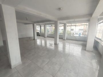 ¡ALQUILER! Local comercial 2do Piso, 110m² en zona de alto tránsito de San Juan de Lurigancho. ¡Perfecto para tu negocio!