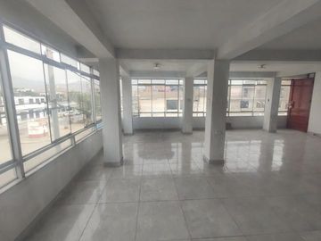 ¡ALQUILER! Local comercial 2do Piso, 110m² en zona de alto tránsito de San Juan de Lurigancho. ¡Perfecto para tu negocio!