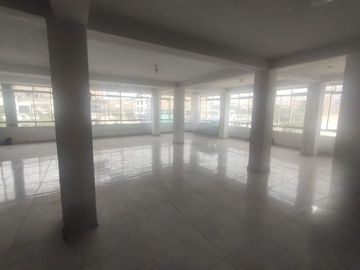 ¡ALQUILER! Local comercial 2do Piso, 110m² en zona de alto tránsito de San Juan de Lurigancho. ¡Perfecto para tu negocio!