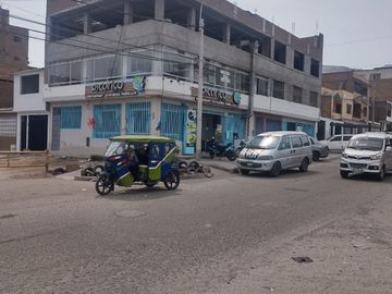 ¡ALQUILER! Local comercial 2do Piso, 110m² en zona de alto tránsito de San Juan de Lurigancho. ¡Perfecto para tu negocio!