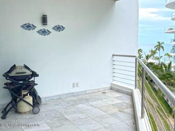 Venta de Condominio con Vista al Mar y Terraza en Nuevo Vallarta.