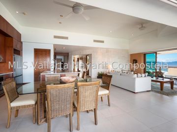 En Venta: Condominio Frente al Mar de 2 Habitaciones en Nuevo Vallarta.