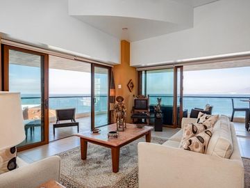 En Venta: Condominio Frente al Mar de 2 Habitaciones en Nuevo Vallarta.