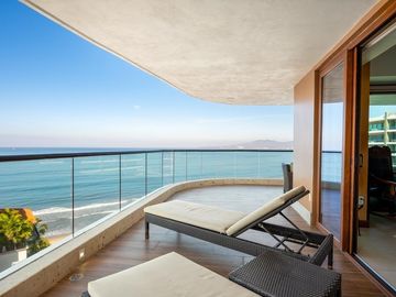 En Venta: Condominio Frente al Mar de 2 Habitaciones en Nuevo Vallarta.