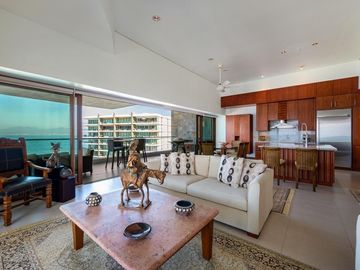 En Venta: Condominio Frente al Mar de 2 Habitaciones en Nuevo Vallarta.