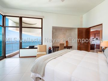 En Venta: Condominio Frente al Mar de 2 Habitaciones en Nuevo Vallarta.
