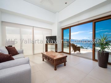 En Venta: Condominio Frente al Mar de 2 Habitaciones en Nuevo Vallarta.