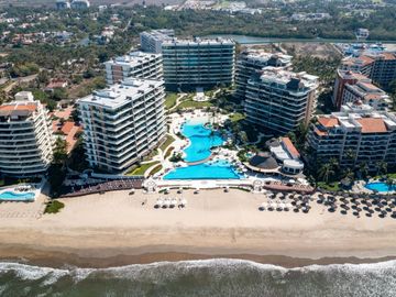 En Venta: Condominio Frente al Mar de 2 Habitaciones en Nuevo Vallarta.