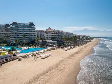 En Venta: Condominio Frente al Mar de 2 Habitaciones en Nuevo Vallarta.