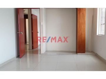 Departamento Amplio Y Ventilado De 83 M2 En Segundo Piso Y Esquina