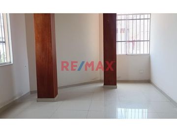 Departamento Amplio Y Ventilado De 83 M2 En Segundo Piso Y Esquina