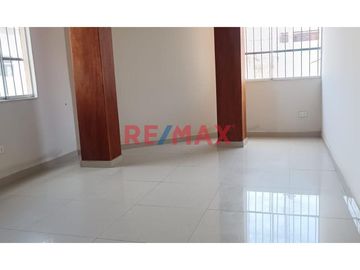 Departamento Amplio Y Ventilado De 83 M2 En Segundo Piso Y Esquina