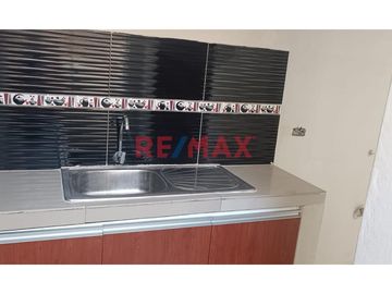 Departamento Amplio Y Ventilado De 83 M2 En Segundo Piso Y Esquina