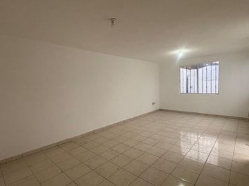 VENTA DE BONITA CASA DE UN SOLO NIVEL EN BARRIO DE SAN JOSE