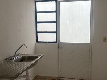 VENTA DE BONITA CASA DE UN SOLO NIVEL EN BARRIO DE SAN JOSE