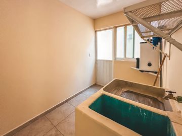CASA DE 4 RECÁMARAS CON JARDÍN, RECÁMARA EN PLANTA BAJA EN VENTA EN LA CALERA