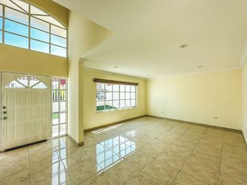 CASA DE 4 RECÁMARAS CON JARDÍN, RECÁMARA EN PLANTA BAJA EN VENTA EN LA CALERA