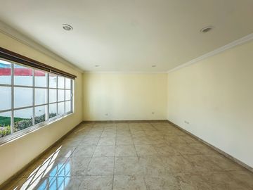 CASA DE 4 RECÁMARAS CON JARDÍN, RECÁMARA EN PLANTA BAJA EN VENTA EN LA CALERA