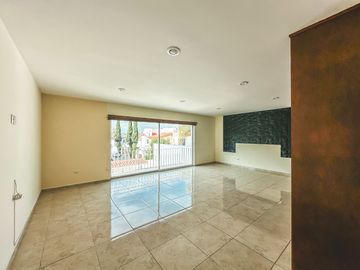 CASA DE 4 RECÁMARAS CON JARDÍN, RECÁMARA EN PLANTA BAJA EN VENTA EN LA CALERA