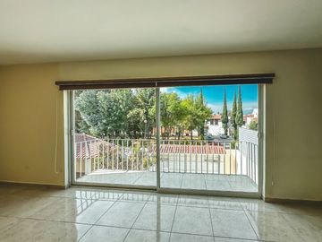 CASA DE 4 RECÁMARAS CON JARDÍN, RECÁMARA EN PLANTA BAJA EN VENTA EN LA CALERA