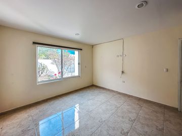 CASA DE 4 RECÁMARAS CON JARDÍN, RECÁMARA EN PLANTA BAJA EN VENTA EN LA CALERA