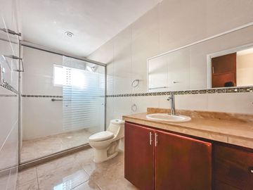 CASA DE 4 RECÁMARAS CON JARDÍN, RECÁMARA EN PLANTA BAJA EN VENTA EN LA CALERA
