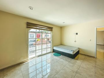 CASA DE 4 RECÁMARAS CON JARDÍN, RECÁMARA EN PLANTA BAJA EN VENTA EN LA CALERA
