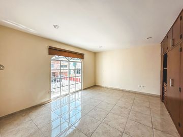 CASA DE 4 RECÁMARAS CON JARDÍN, RECÁMARA EN PLANTA BAJA EN VENTA EN LA CALERA