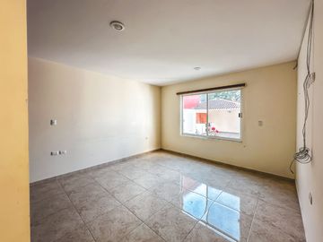 CASA DE 4 RECÁMARAS CON JARDÍN, RECÁMARA EN PLANTA BAJA EN VENTA EN LA CALERA