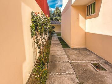 CASA DE 4 RECÁMARAS CON JARDÍN, RECÁMARA EN PLANTA BAJA EN VENTA EN LA CALERA