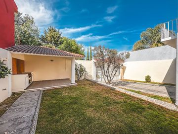 CASA DE 4 RECÁMARAS CON JARDÍN, RECÁMARA EN PLANTA BAJA EN VENTA EN LA CALERA