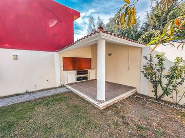 CASA DE 4 RECÁMARAS CON JARDÍN, RECÁMARA EN PLANTA BAJA EN VENTA EN LA CALERA