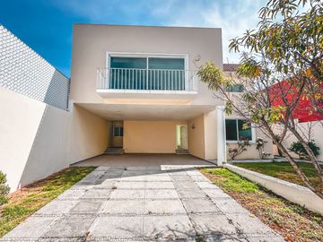 CASA DE 4 RECÁMARAS CON JARDÍN, RECÁMARA EN PLANTA BAJA EN VENTA EN LA CALERA