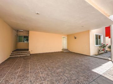 CASA DE 4 RECÁMARAS CON JARDÍN, RECÁMARA EN PLANTA BAJA EN VENTA EN LA CALERA