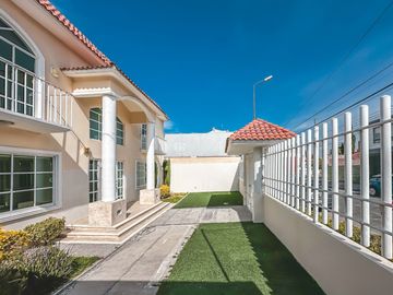 CASA DE 4 RECÁMARAS CON JARDÍN, RECÁMARA EN PLANTA BAJA EN VENTA EN LA CALERA