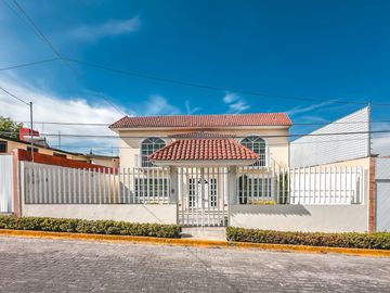 CASA DE 4 RECÁMARAS CON JARDÍN, RECÁMARA EN PLANTA BAJA EN VENTA EN LA CALERA