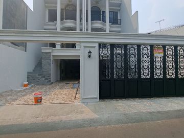 Rumah Dijual Eropa Classic di JatiPadang Pasar Minggu Jakarta Selatan Dekat Jl TB Simatupang [AR018]