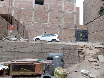 VENTA DE CASA COMO TERRENO, CON DOBLE FRENTE EN AV. PUMACAHUA. RSANCHEZ