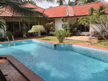 Dijual Rumah di Kemang Dalam LT 1063 Ada Kolam Renang Lokasi Tenang dan Asri