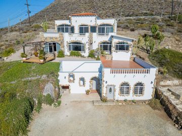 Stunning Coastal Retreat with Panoramic Ocean Views and Independent Guest Casita