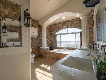Stunning Coastal Retreat with Panoramic Ocean Views and Independent Guest Casita