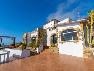 Stunning Coastal Retreat with Panoramic Ocean Views and Independent Guest Casita