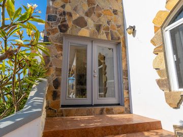 Stunning Coastal Retreat with Panoramic Ocean Views and Independent Guest Casita