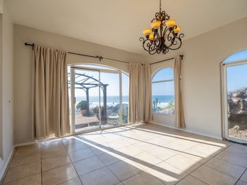 Stunning Coastal Retreat with Panoramic Ocean Views and Independent Guest Casita