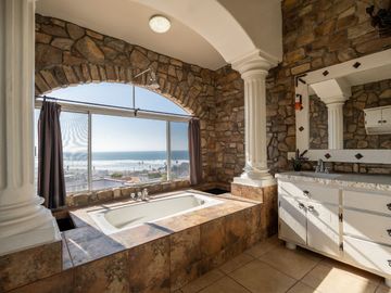 Stunning Coastal Retreat with Panoramic Ocean Views and Independent Guest Casita