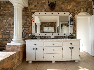 Stunning Coastal Retreat with Panoramic Ocean Views and Independent Guest Casita