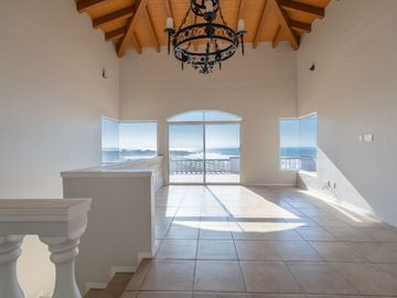 Stunning Coastal Retreat with Panoramic Ocean Views and Independent Guest Casita