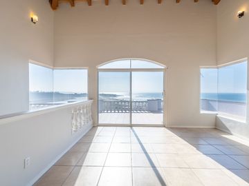 Stunning Coastal Retreat with Panoramic Ocean Views and Independent Guest Casita