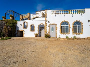 Stunning Coastal Retreat with Panoramic Ocean Views and Independent Guest Casita
